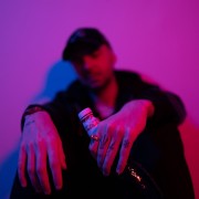 Nepijete viacej vody (2019)